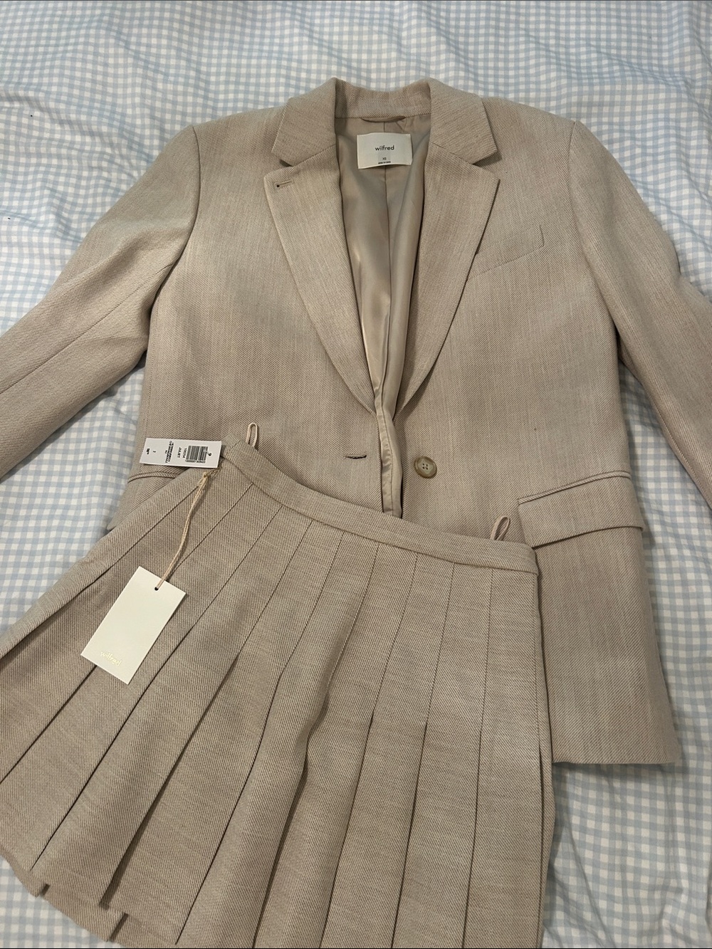 Wilfred Light Beige Pleated Skirt Blazer Set! Blazer is XS Skirt is size 2